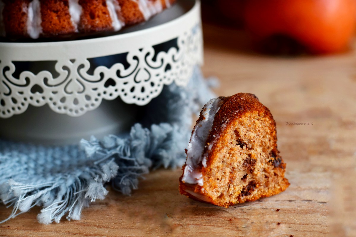 Fetta di torta ai cachi con polpa del caco e cioccolato fondente