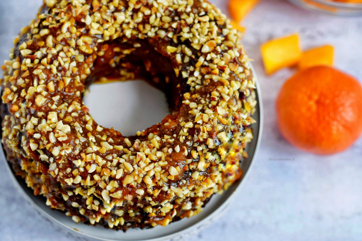 Torta alla zucca con mandarino e curcuma glassata con confettura e ricoperta interamente di granella di nocciola