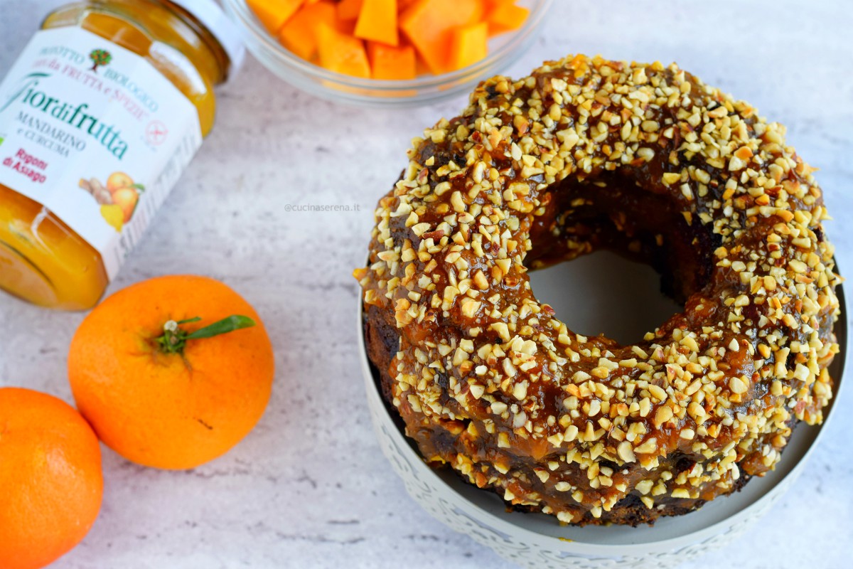 Torta alla zucca con mandarino e curcuma gluten free ricoperto con glassa alla confettura di mandarino e curcuma e granella di nocciole.