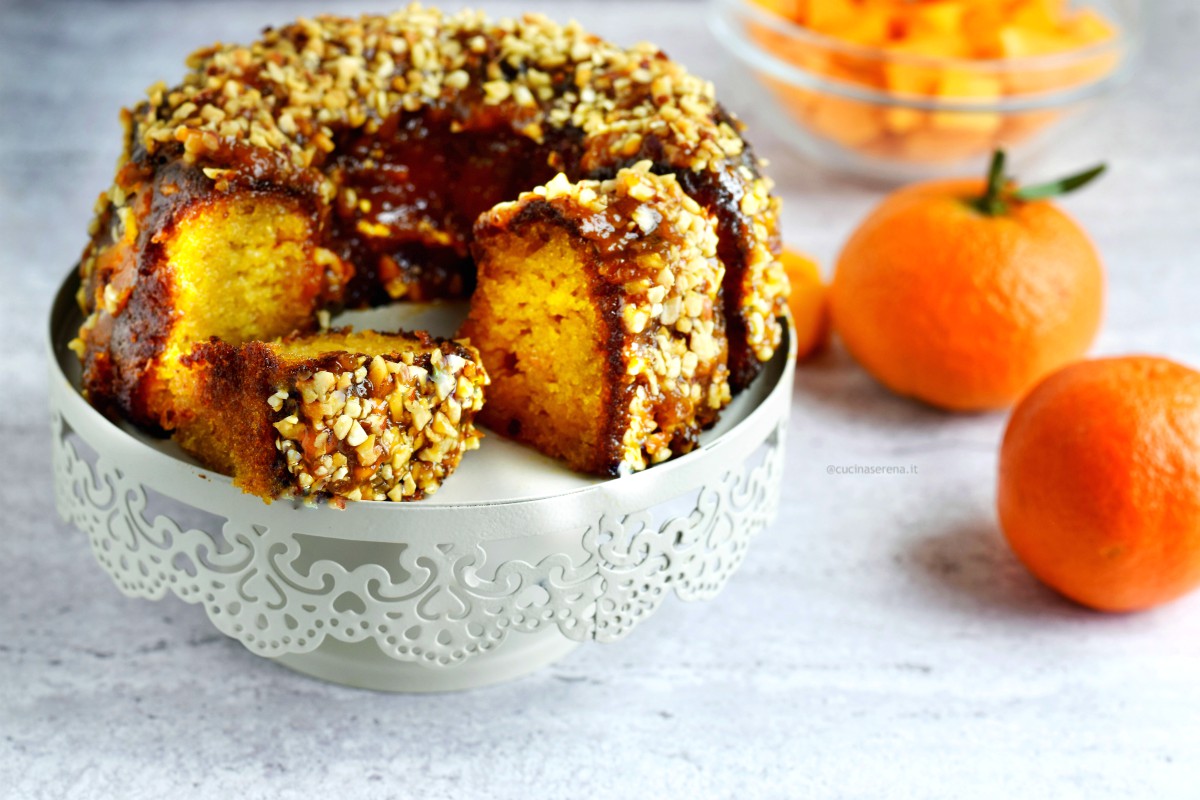 Torta alla zucca con mandarino e curcuma glassata alla confettura di mandarino e curcuma Rigono di Asiago e decorata con granella di nocciole