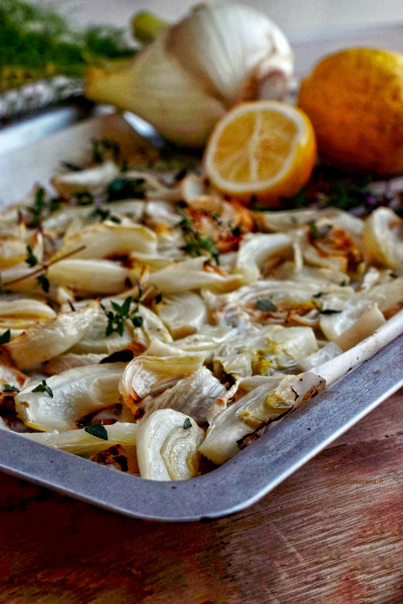 finocchi al  fornocon timo e limone - nella foto presentati in un teglia dal forno cosparsi di timo