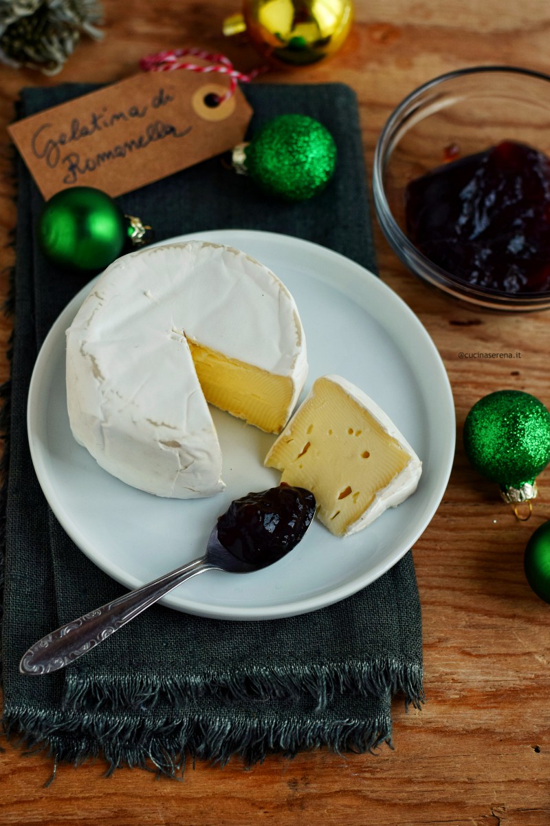 Gelatina di vino romanella fatta con vino, zucchero, cannella e pectina. Ideale per accompagnare formaggi o su dolci come la cheesecake