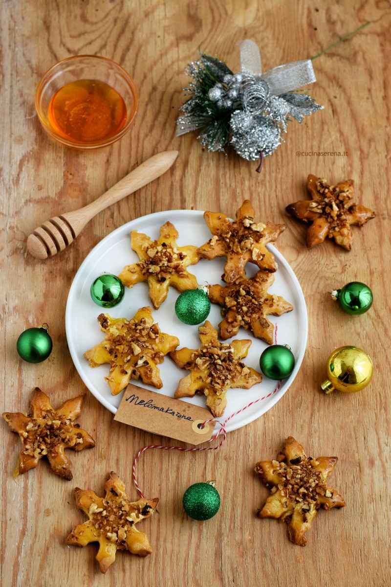 Melomakarona biscotti di origine greca tipici del natale ellenico a base di farina zucchero uova olio d'oliva, glassati con miele e decorati con gherigli di noci