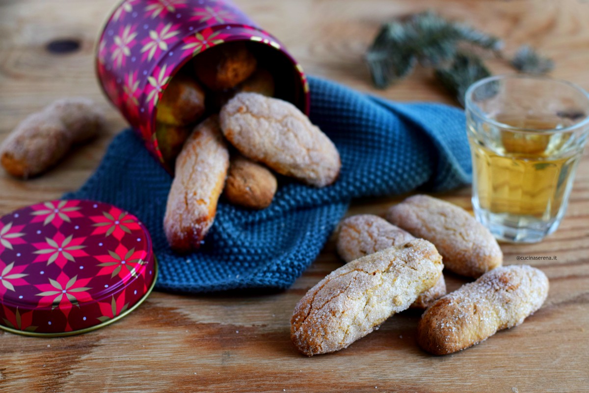 'mbriachelle laziali tipici biscotti laziali nella foto presentati in un barattolo aperto senza tappo con i biscotti che fuoriescono dal contenitore