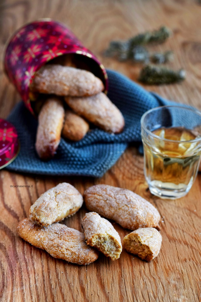 'mbriachelle sono biscotti secchi semplici a base di vino, olio, farina e zucchero si mangiano intinti nel vino per questo si chiamano così