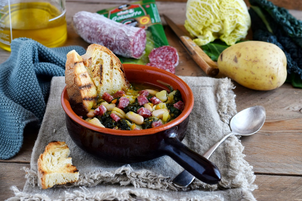 Minestra toscana fatta con cavolo nero, patate, carote, verza riccia, fagiolo cannellini, e salame golosetto nelle versione gluten free senza pane