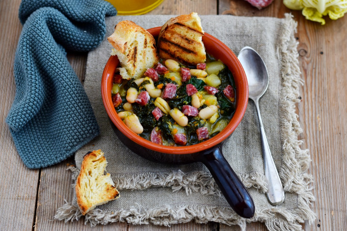 zuppa toscana fatta con cavolo nero, patate, carote, verza riccia, fagiolo cannellini, e salame golosetto nelle versione gluten free senza pane