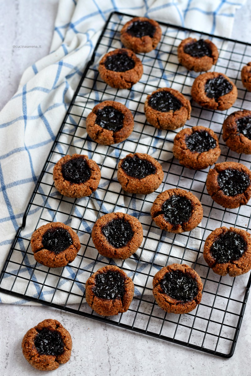 Thimbprint biscotti con la cavità centrale piena di confettura di mirtilli. versione gluten free con farina di grano saraceno