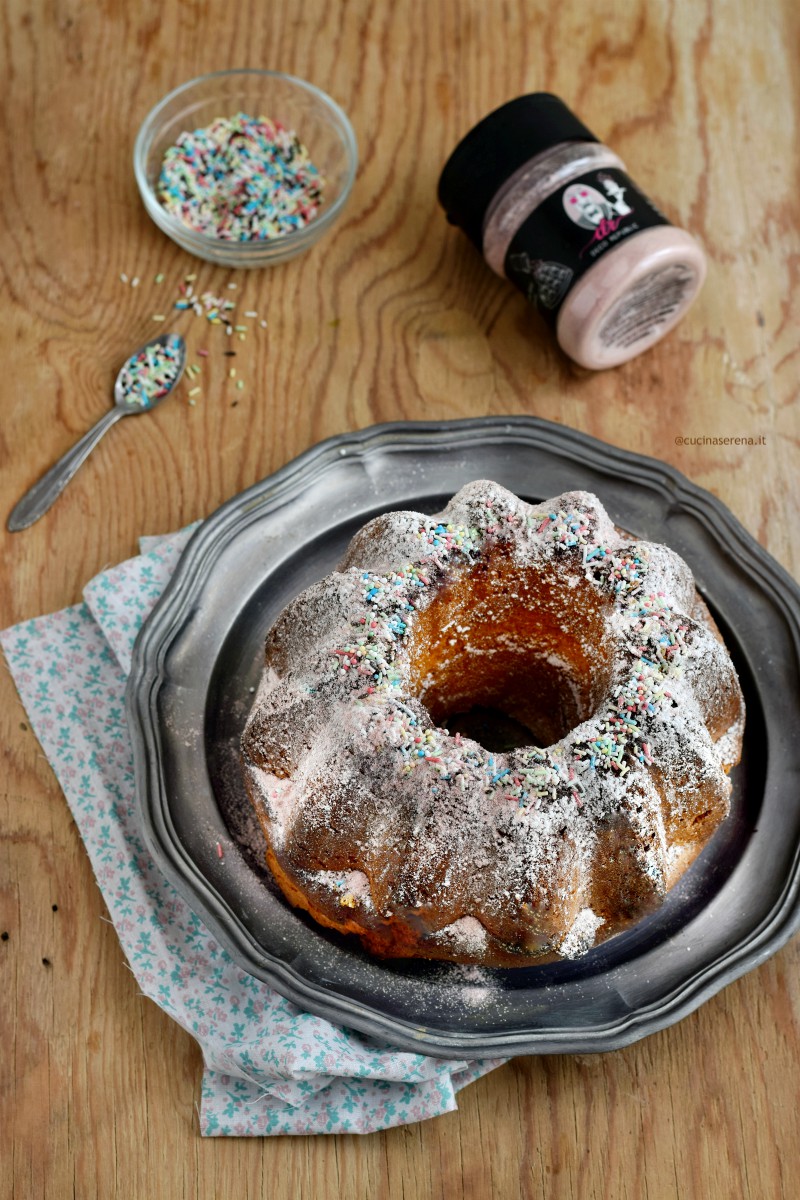 Berlingozzo dolce toscano di carnevale al forno, nella foto presentato su un vassoio di peltro decorato con confettini colorato e polvere di zucchero scintillante