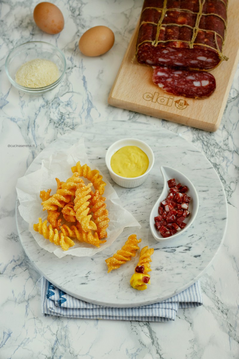 Carbonara pop fatta con pasta soffiata che una volta messa in olio bollente scoppia come un pop corn