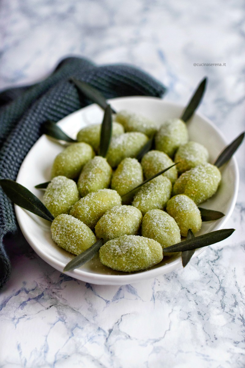 Le olivette di sant'Agata è un dolce in pasta di mandorle aromatizzato con liquore che tradizionalmente si consuma i primi di febbraio