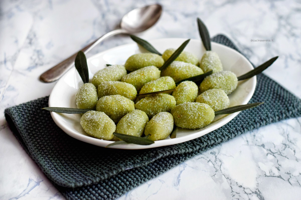 Le olivette di Sant'Agata sono dolci di pasta di mandorle fatta in casa e colorata di verde dall'aspetto e la grandezza di un'oliva