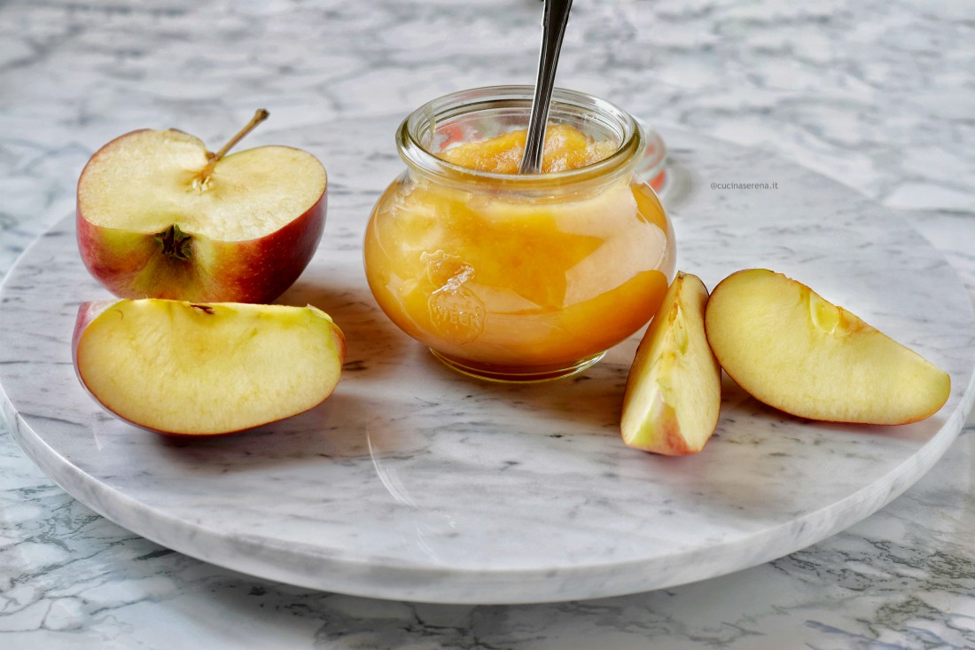 apple butter burro di mele è una sorta di composta fatta cuocendo le mele in acqua e zucchero o sciroppo d'agave fino a quando non diventa densa e burrosa da cui il nome di apple butter