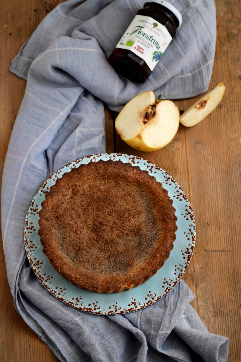 Crostata di grano saraceno con nashi e confettura di mirtilli neri gluten free