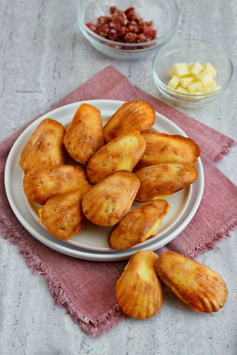 Madeleine salate all'olio con salame e provolone