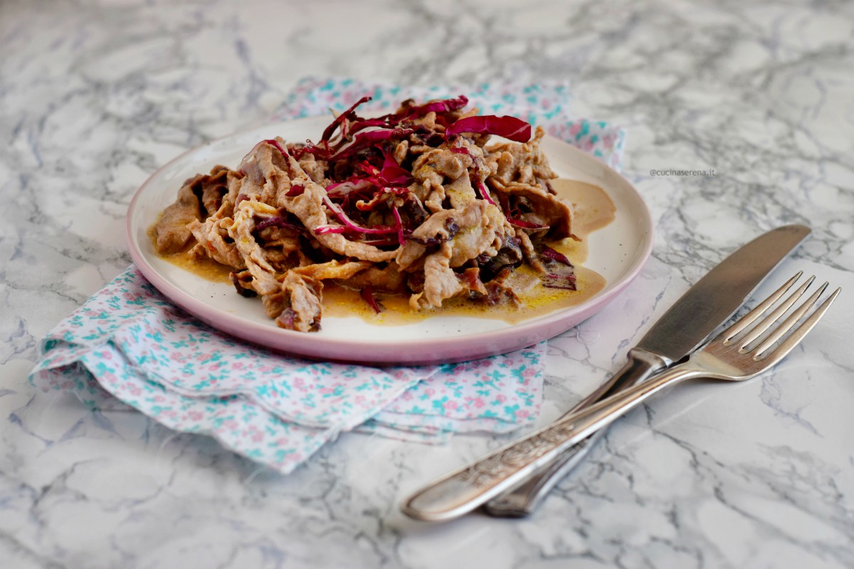 Straccetti di manzo con radicchio e crema di gorgonzola dolce, nella foto in prospettiva orizzontale dove si vede sia la carne che le striscette di radicchio