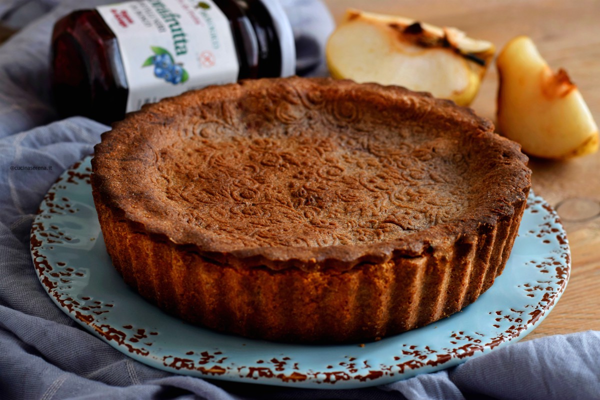 Crostata grano saraceno con pere nashi e confettura di mirtilli neri di bosco, nella foto presentata intera in un piatto celeste