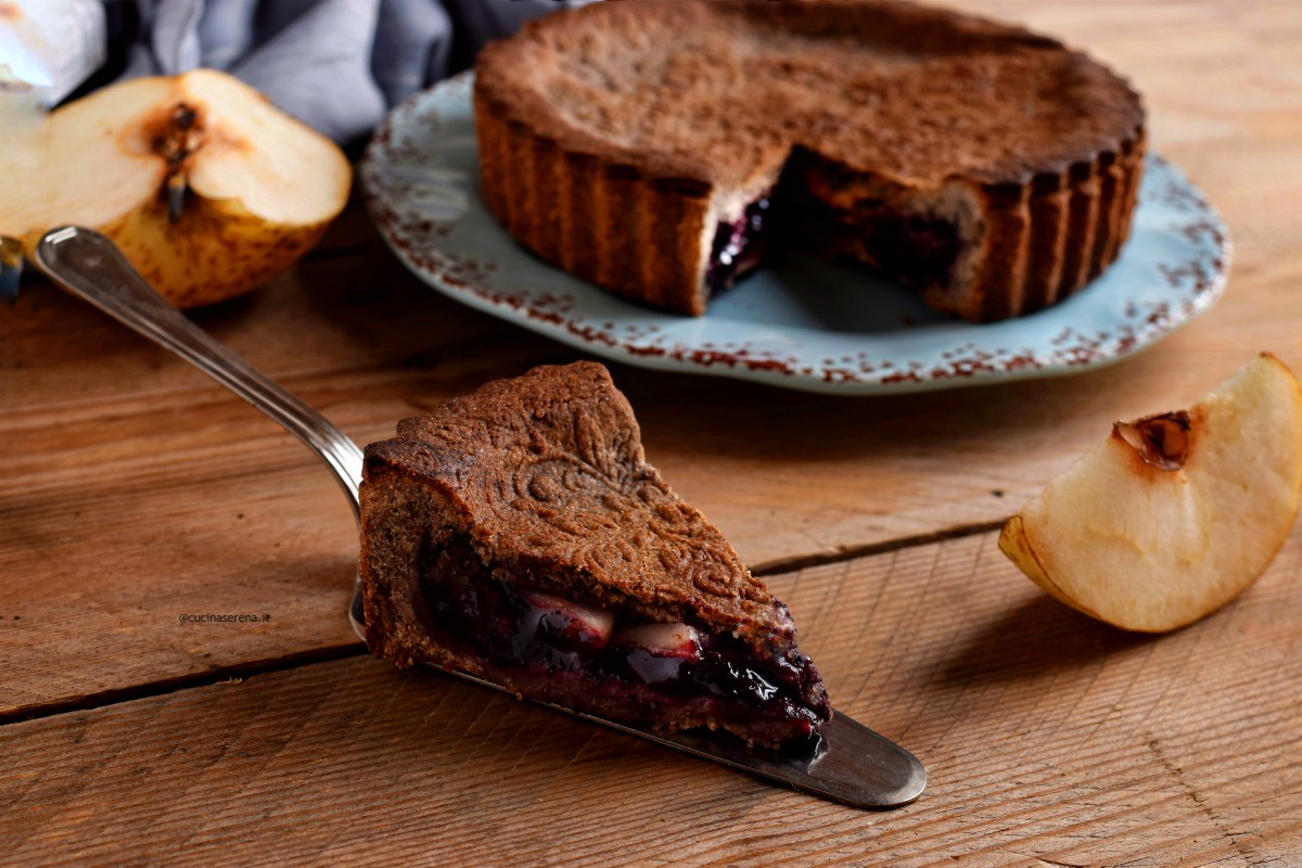 Crostata di grano saraceno gluten free con nashi (frutto asiatico) e confettura di mirtilli neri