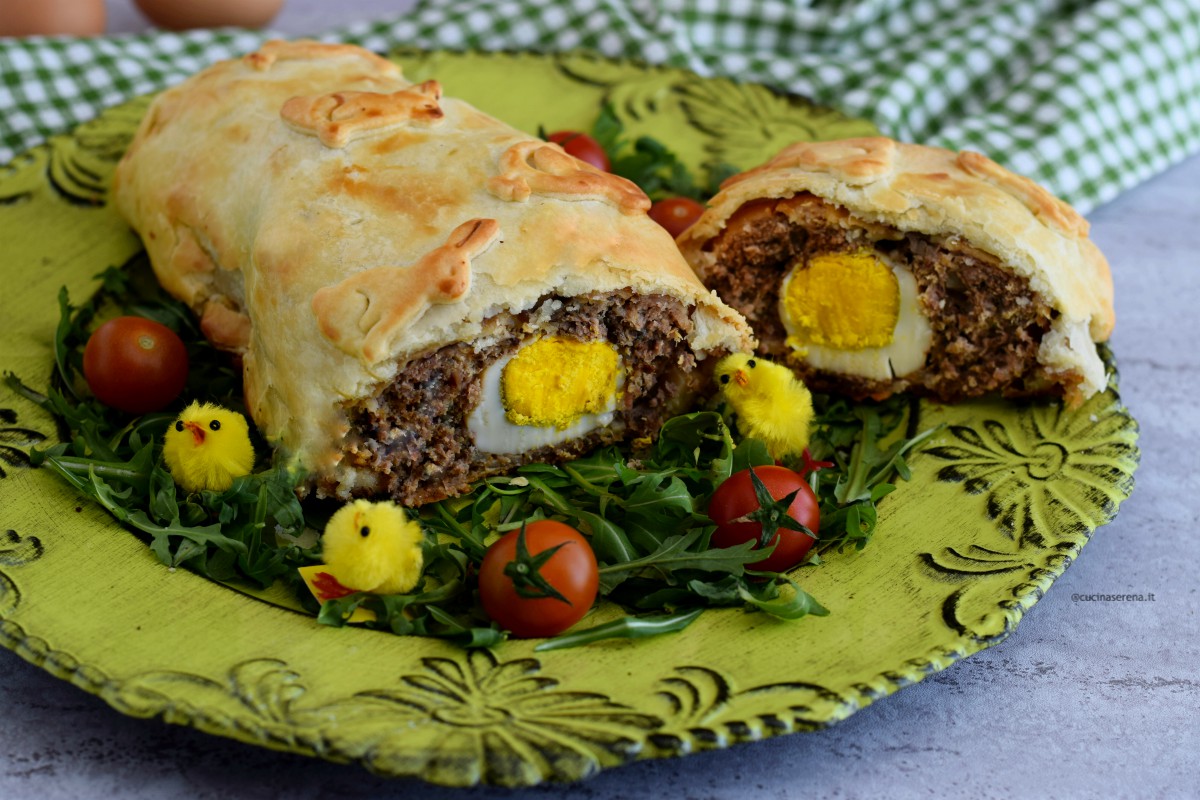 Pâté de Pâques o pâté Berrichon polpettone ripieno di uova sode. Ricetta pasquale francese