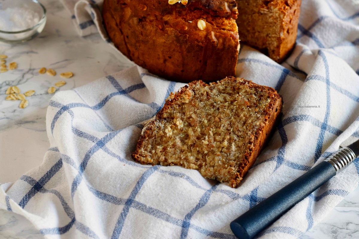 Brown soda bread , soda bread scuro con farina integrale , nella foto una fetta in primo piano e sullo sfondo la pagnotta tagliata