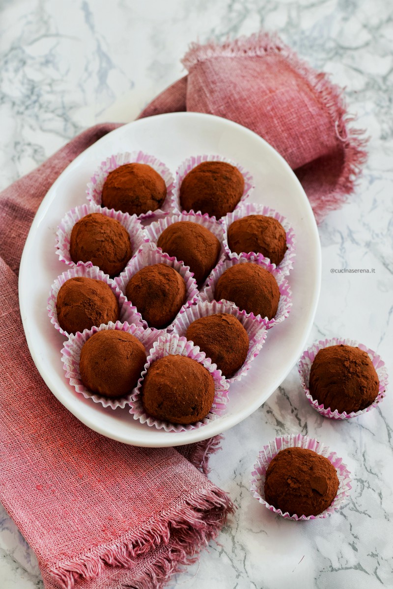 tartufini al cioccolato fondente con avocado al posto del burro con polvere di lamponi, vegan gluten e dairy free