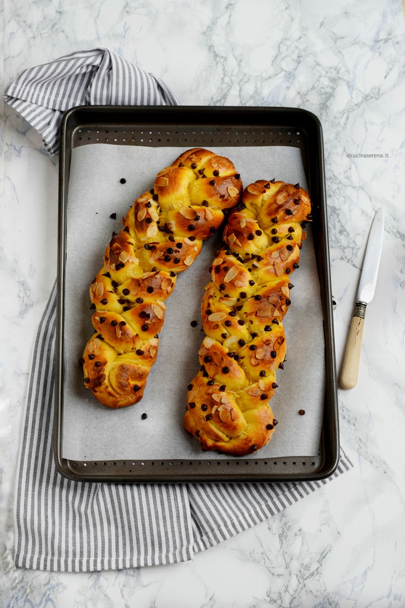 Tsoureki pane pasquale greco con cioccolato e mandorle