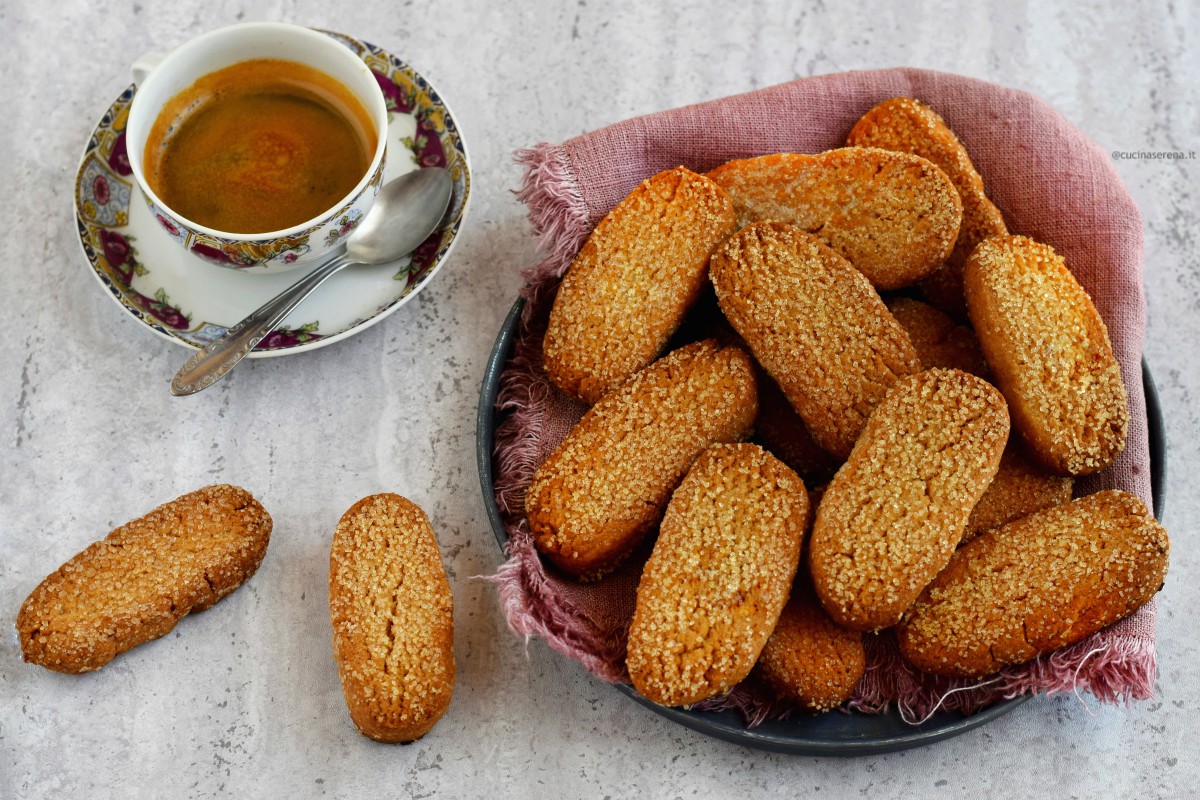 Biscotti senza burro e senza uova - biscotti poverelli perchè fatti con ingedienti semplici e dalle fatteze irregolari