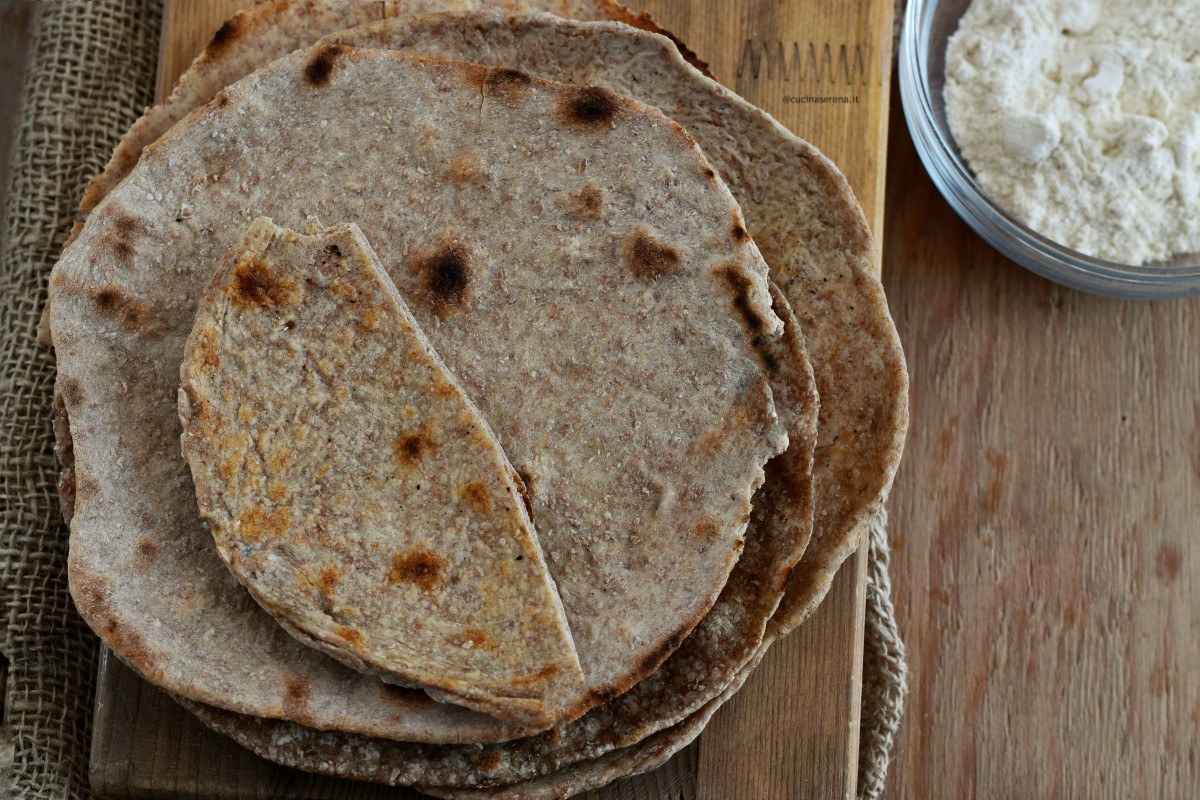 Chapati pane indiano fatto con farina integrale, sale e acqua dall'aspetto simile a una piadina e cotto su pentola rovente 