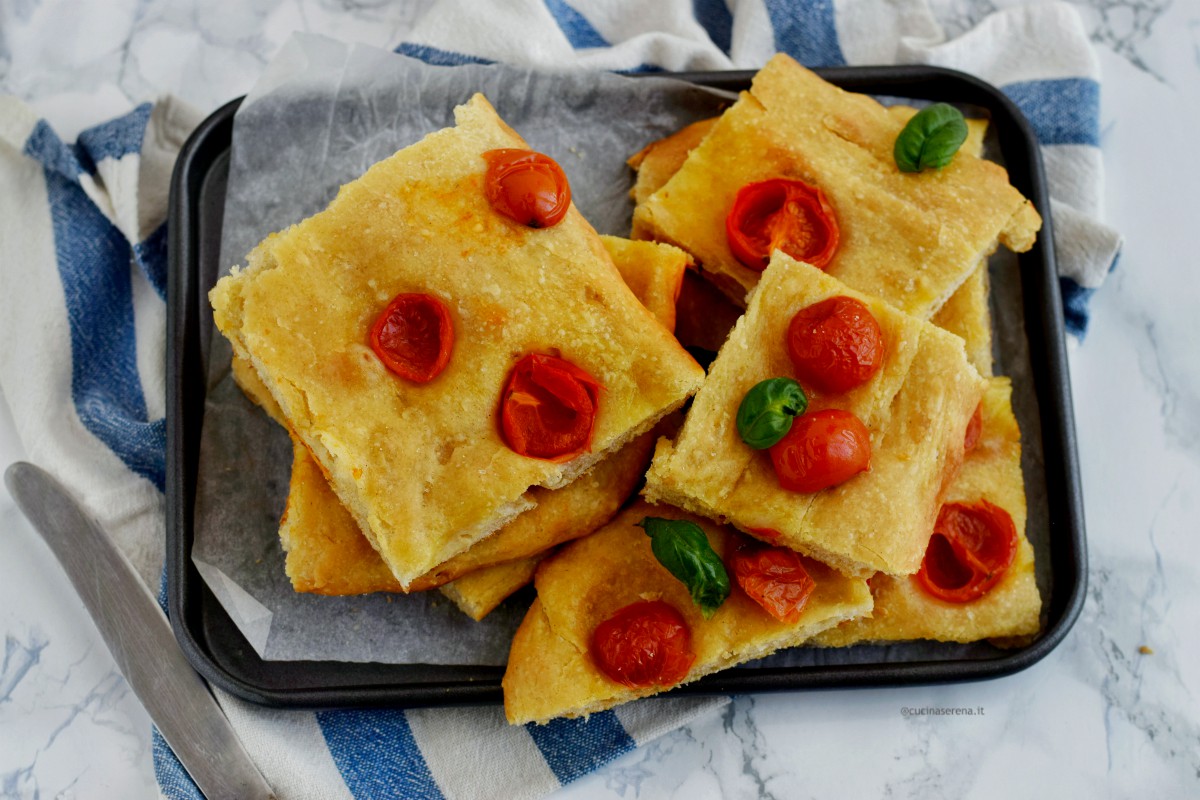 Focaccia senza impasto con metodo di Jim Lahey, si mescolano tutti gli ingredienti e si lascia riposare a lungo, la maglia glutinica si sviluppa con la lunga lievitazione senza bisogno di impastare più volte