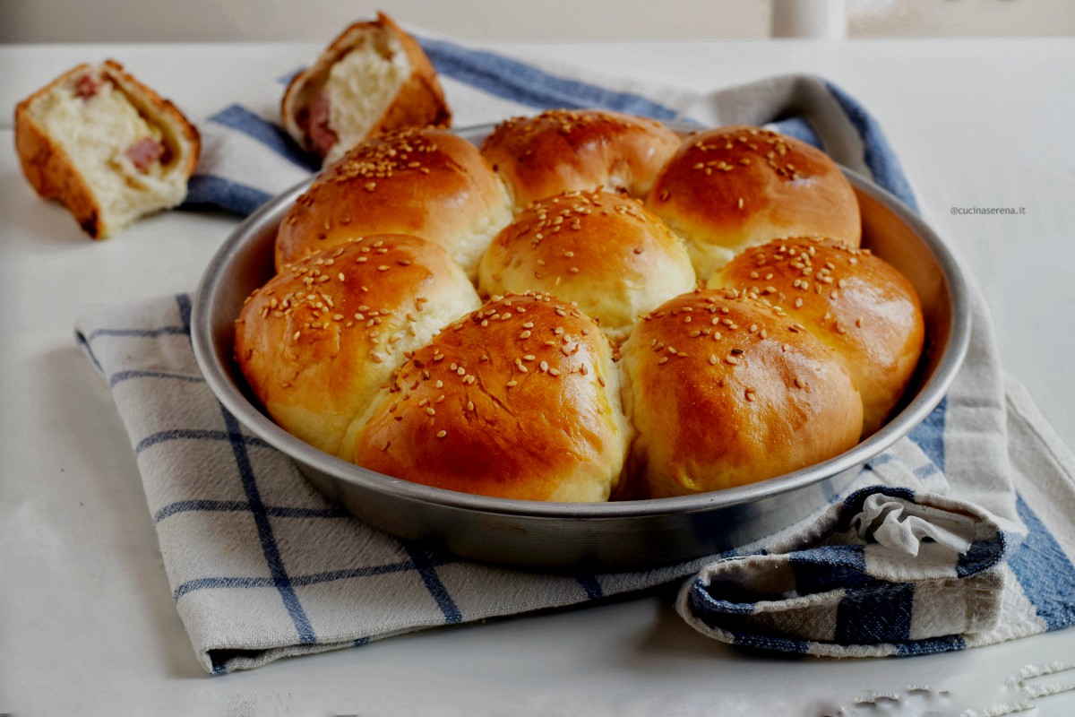 Ricetta del Danubio salato, brioche lievitata salata formata da tanti panini farciti con salame e formaggio