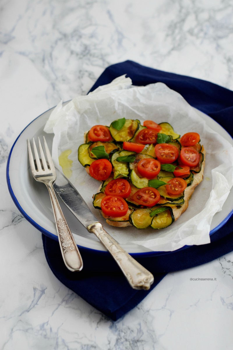 Petto di tacchino al cartoccio in padella con zucchine e pomodorini - ricetta light