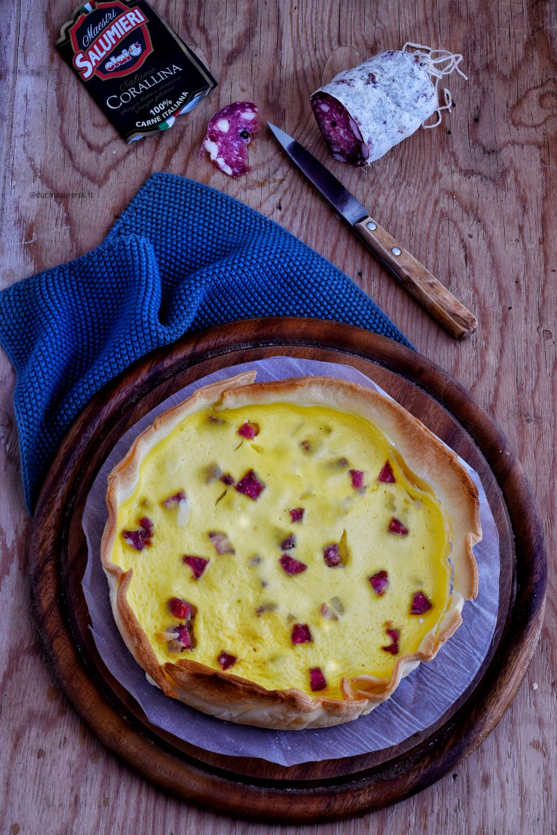 Quiche lorraine torta salata francese rustica con panna uova e salame