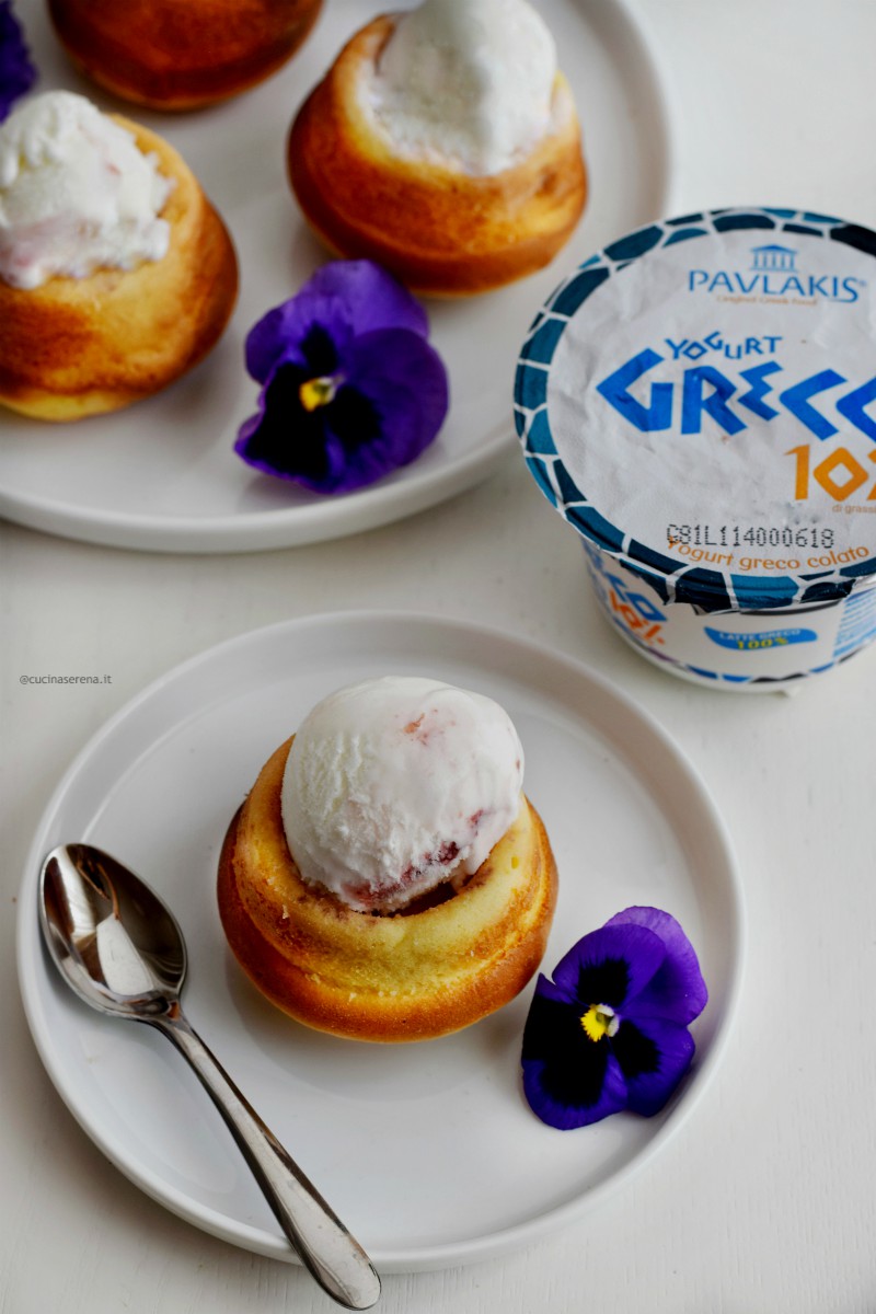 Tortine allo yogurt greco farcite con frozen gelatO, nella foto una tortina vista dall'alto servita in un piattino e sullo sfondo un piatto più grande con altre tre tortine 