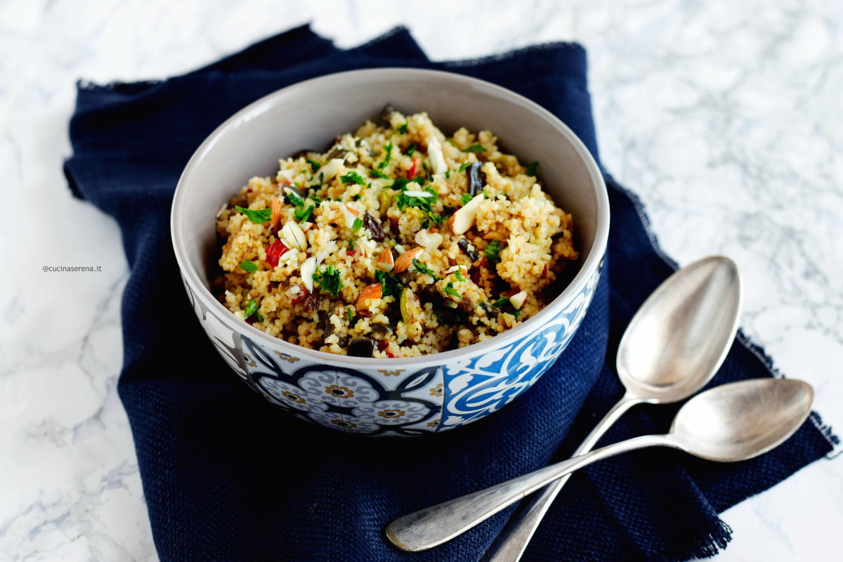 Cous cous speziato all'orientale vegan con verdure, uvetta, mandorle e spezie