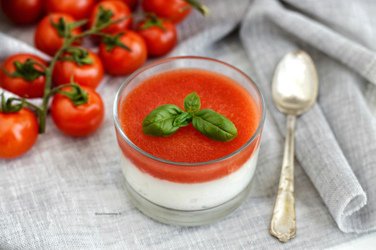 Caprese al bicchiere con gelèe di pomodoro