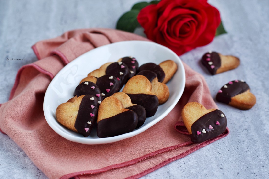 Biscotti di frolla a cuore ricoperti di cioccolato