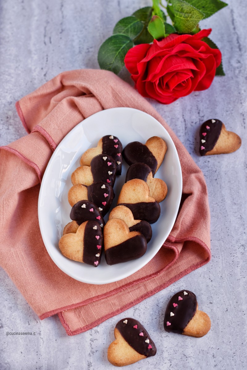 Cuori di frolla al mandarino ricoperti di cioccolato