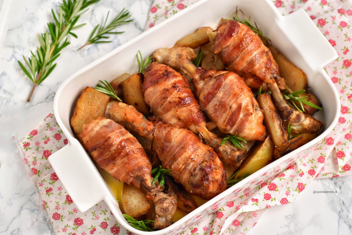 Fusi di pollo al bacon con patate alla paprika al forno con rosmarino