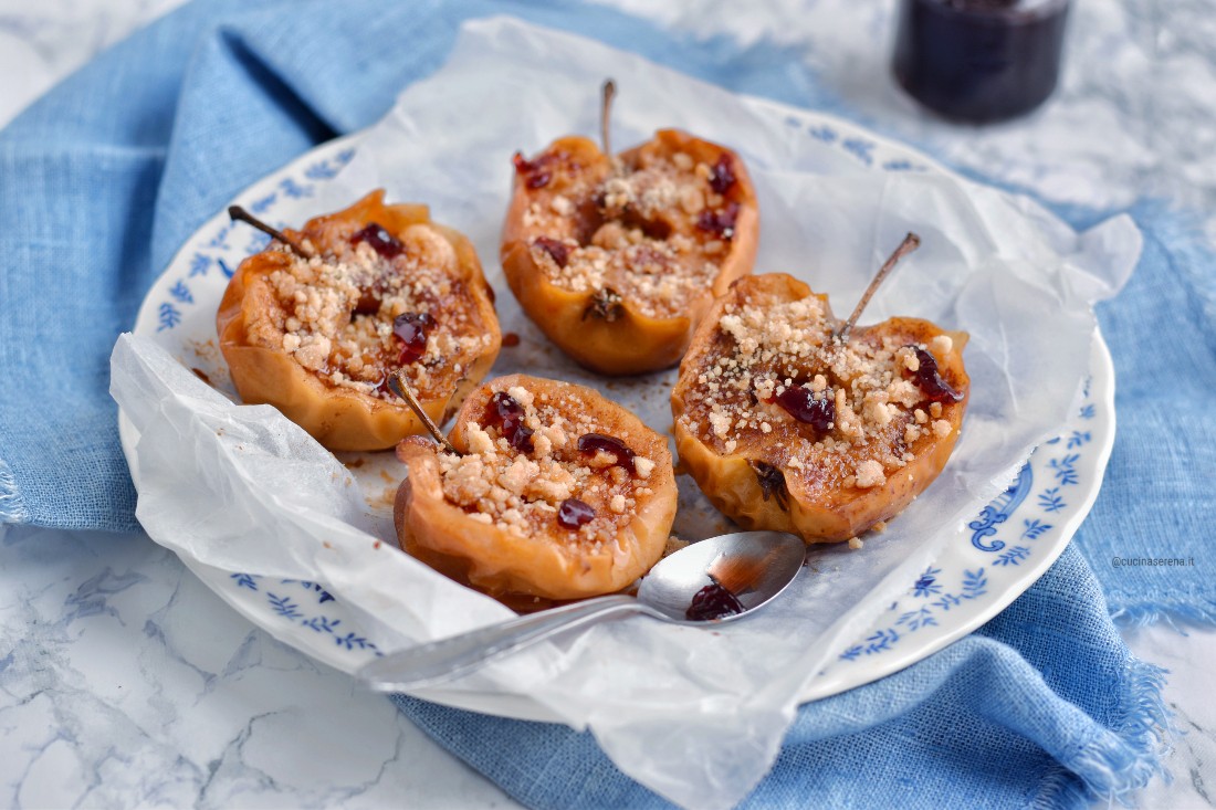 Mele al forno con crumble e gelatina di vino 