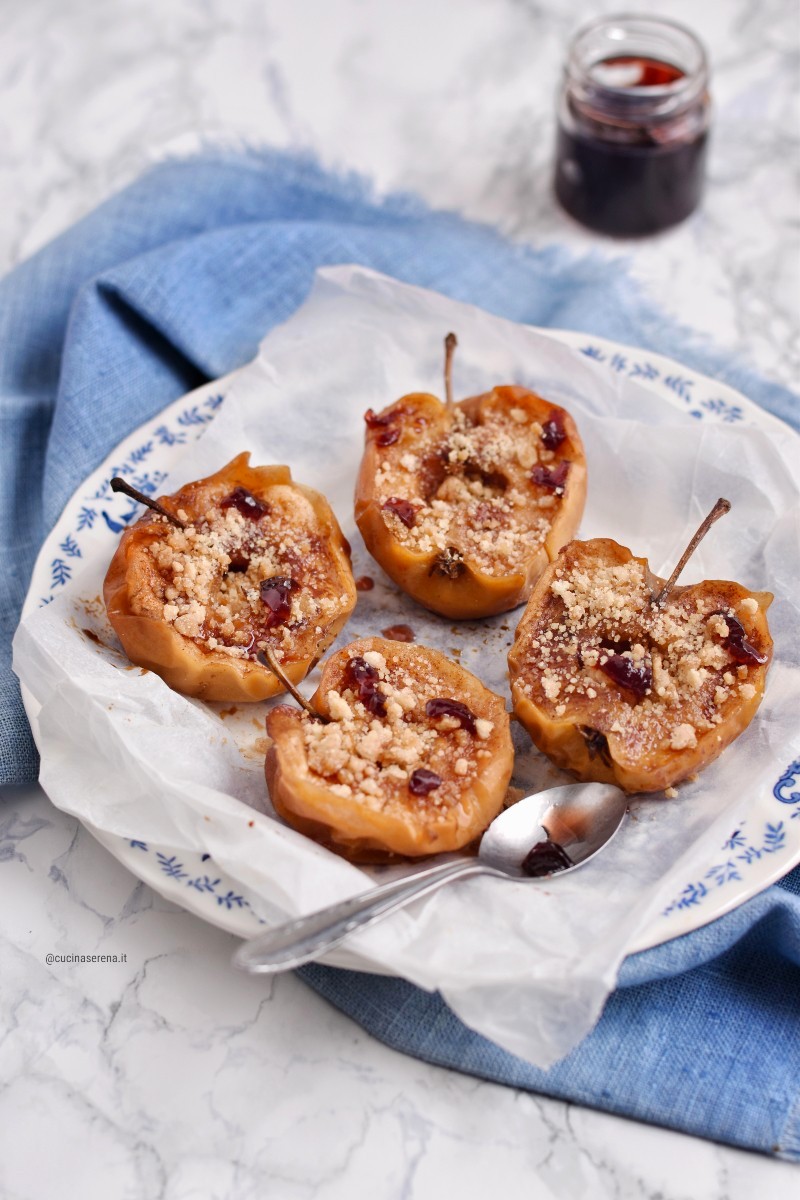 Mele al forno con crumble e gelatina di vino