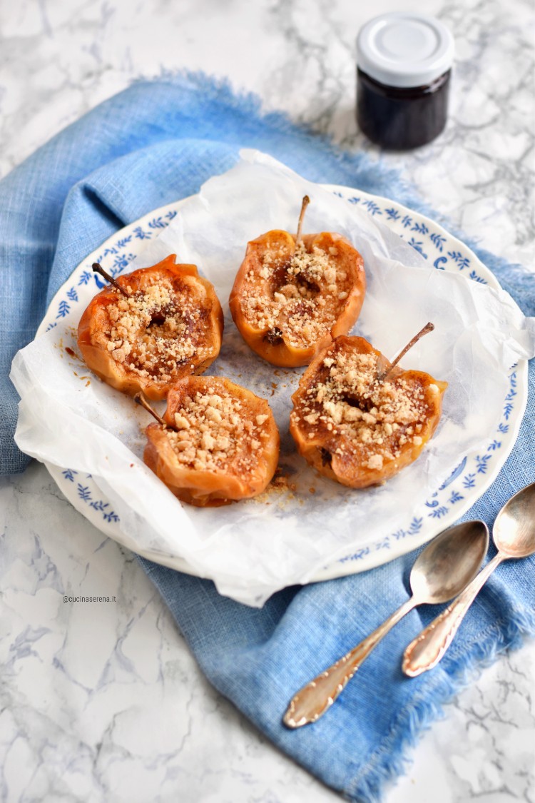 mele al forno con  crumble  e gelatina di vino rosso