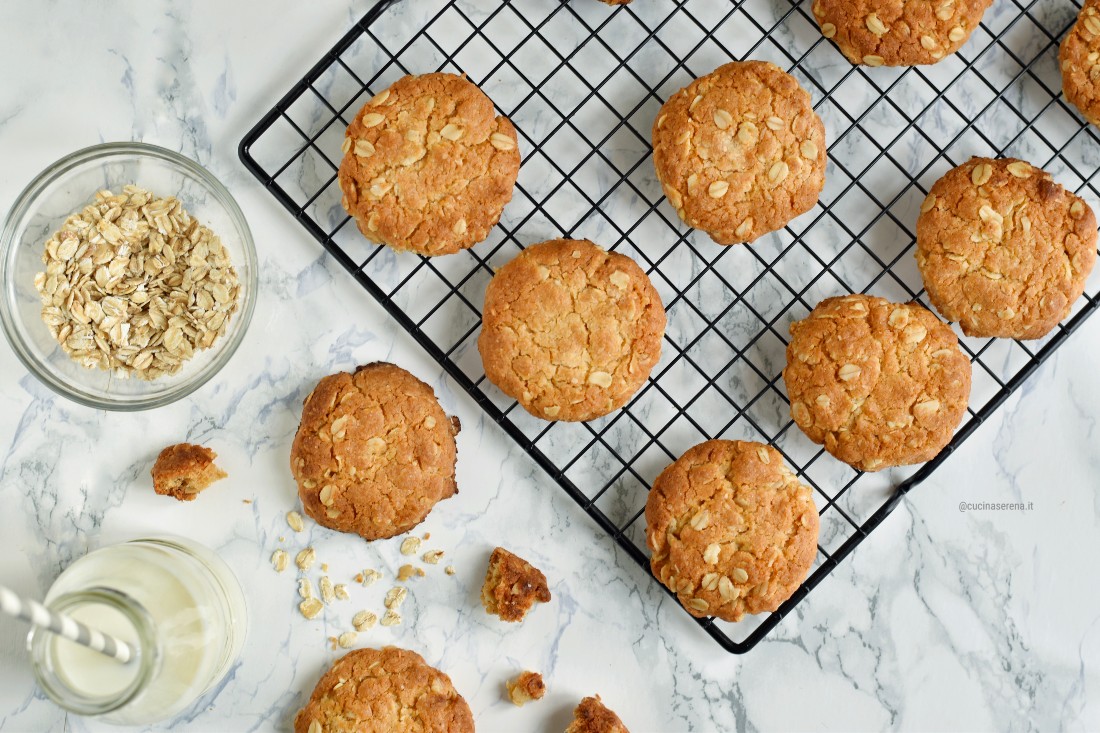 Anzac biscotti australiani all'avena, cocco disidratato, miele e burro senza uova