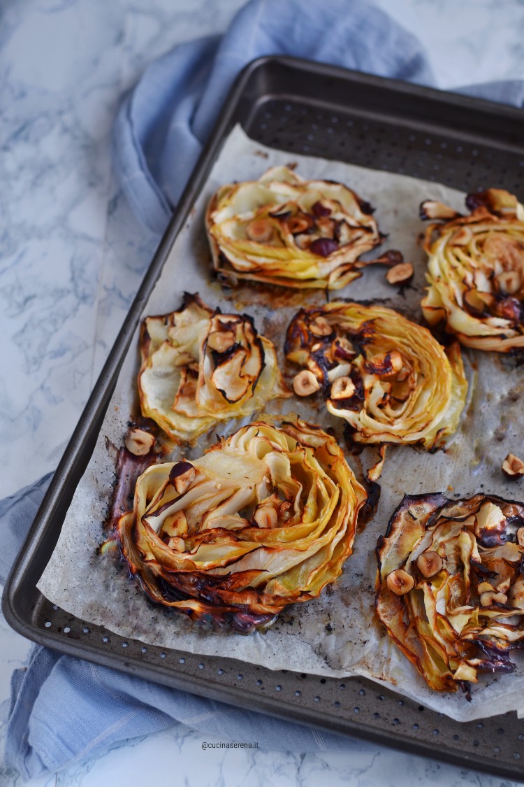 Cavolo cappuccio al forno con nocciole