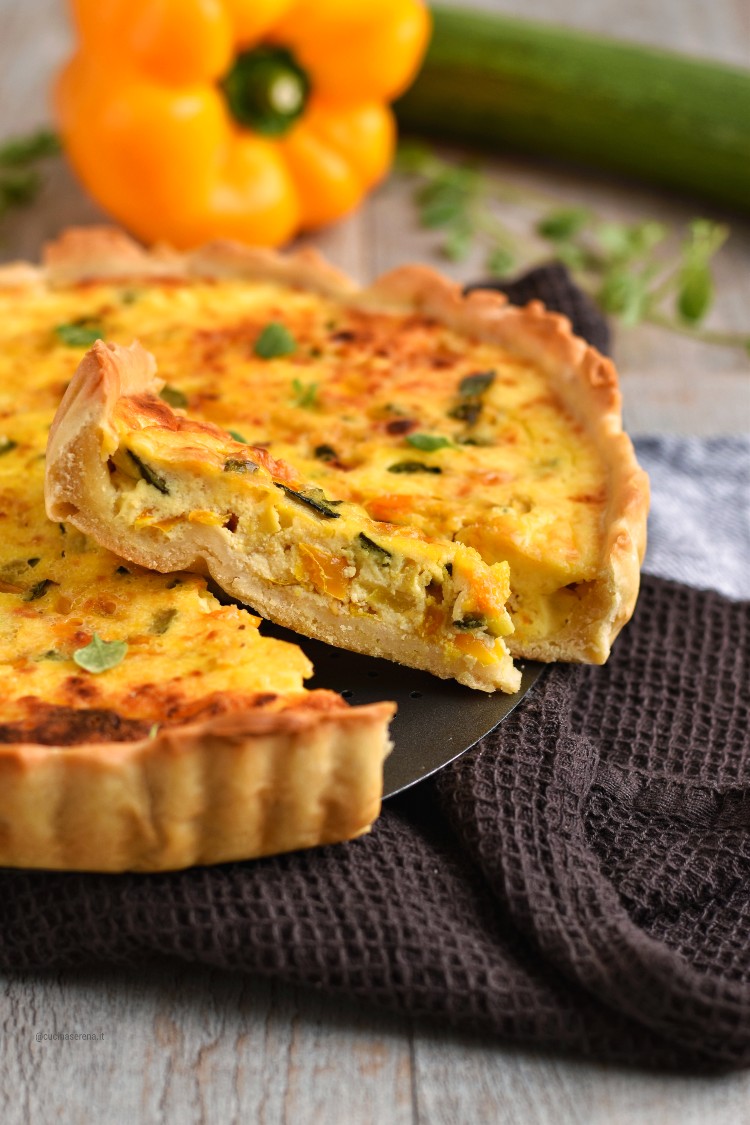 Torta rustica di pasta matta con verdure estive, zucchine e peperoni