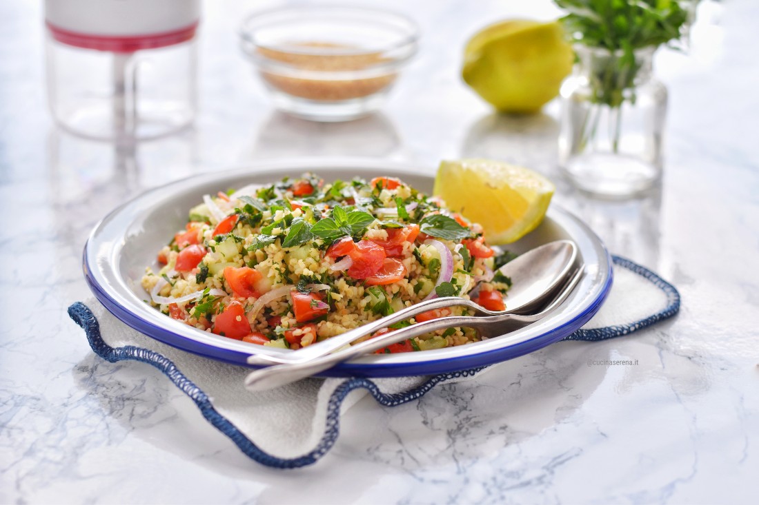 Tabbouleh o tabulè ricetta libanese vegetariana - insalata di verdure