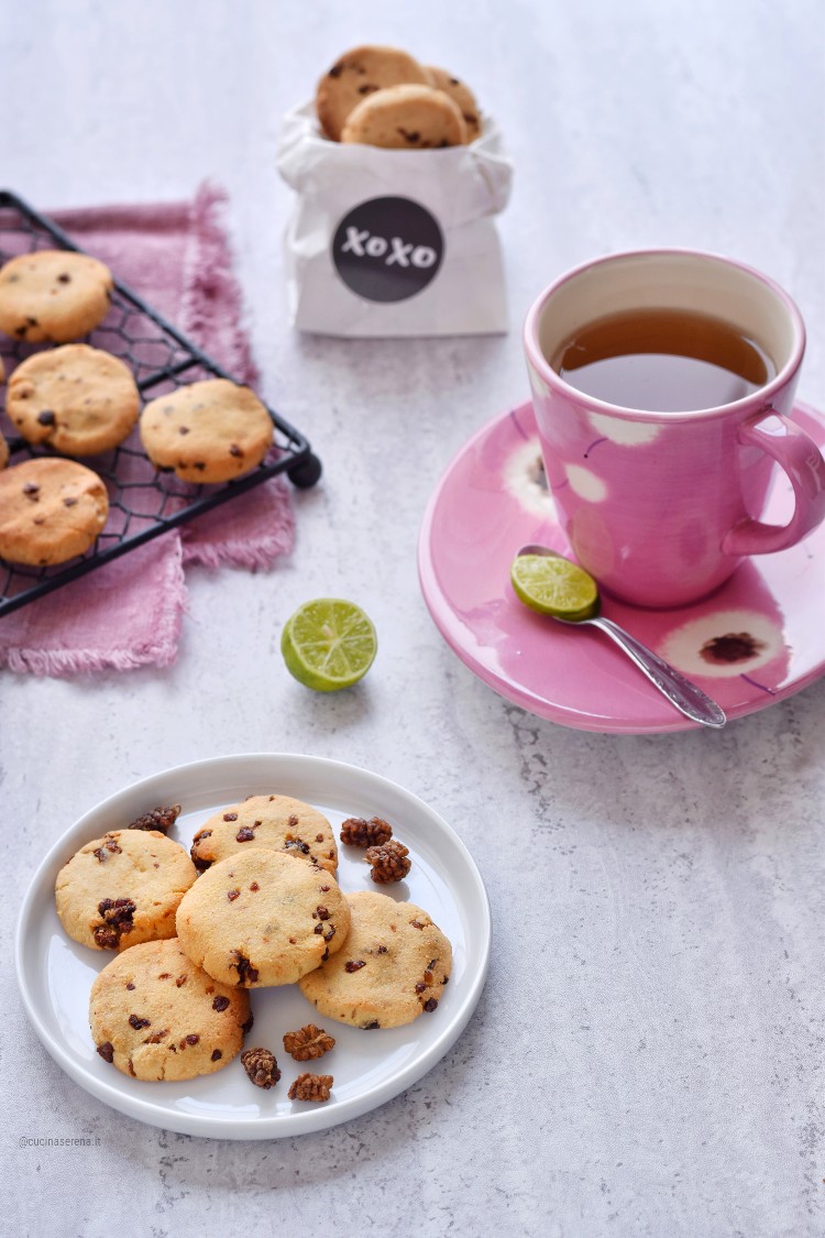 Biscotti con farina di mandorle senza zucchero e more di gelso