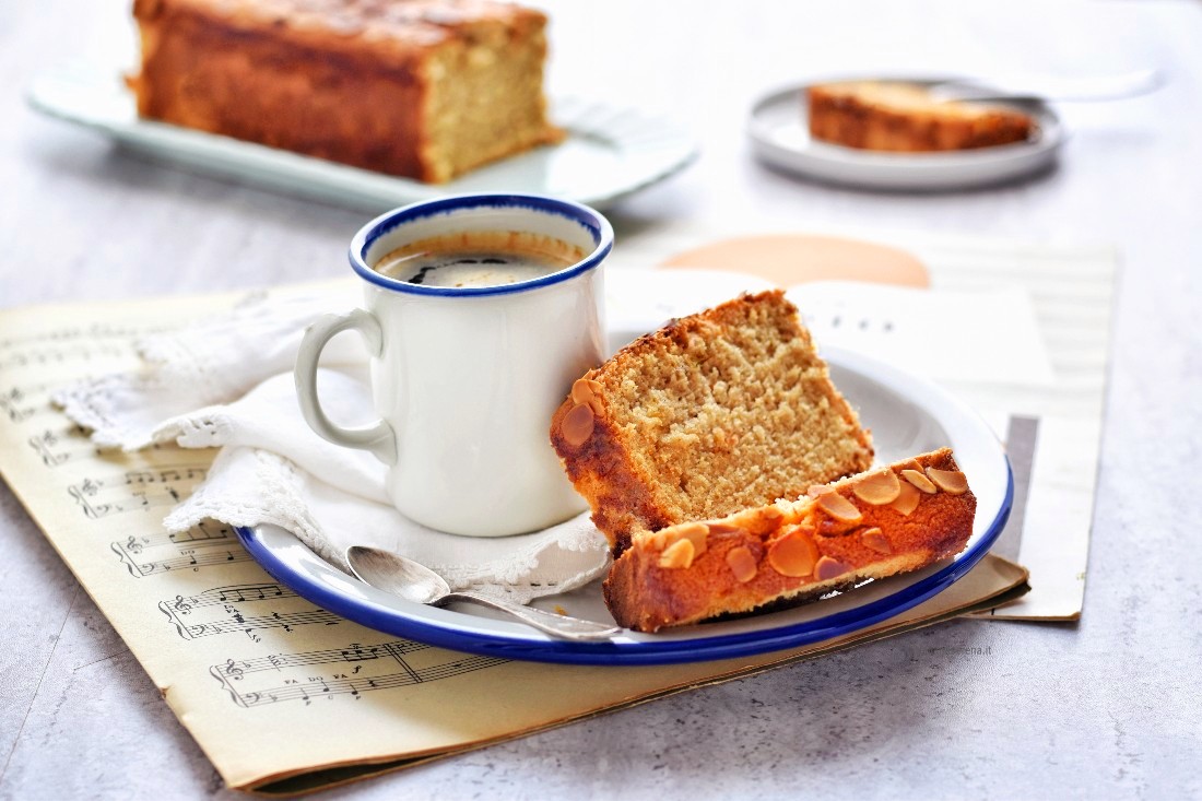 Plumcake all'orzo ricoperto di mandorle