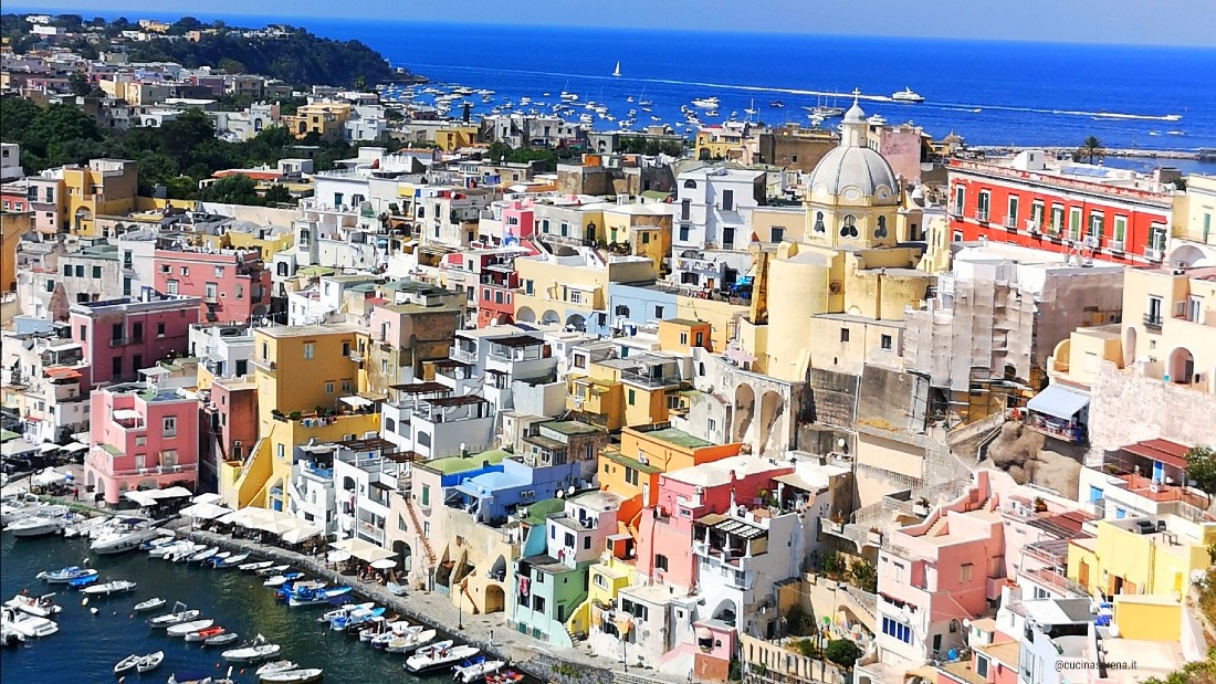 Procida isola di pescatori colorata e con tre diversi porti di approdo