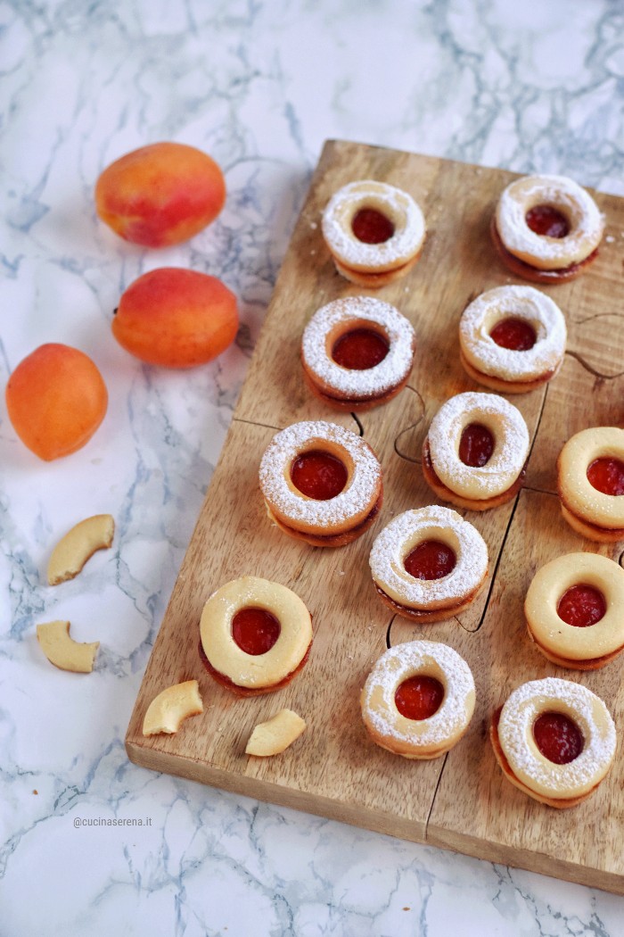 occhio di bue biscotti pasticcino: doppio biscotto con foro nel centro farcito con confettura di albicocche