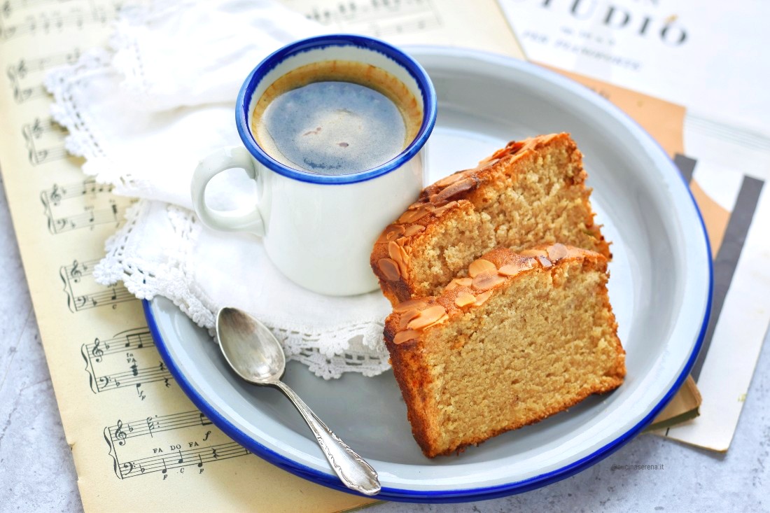 Plucake agli albumi e orzo ricoperto di scaglie di mandorle